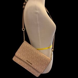 Michael Kors Blush Monogram
Crossbody Bag. Pre-loved. Call outs are in pics